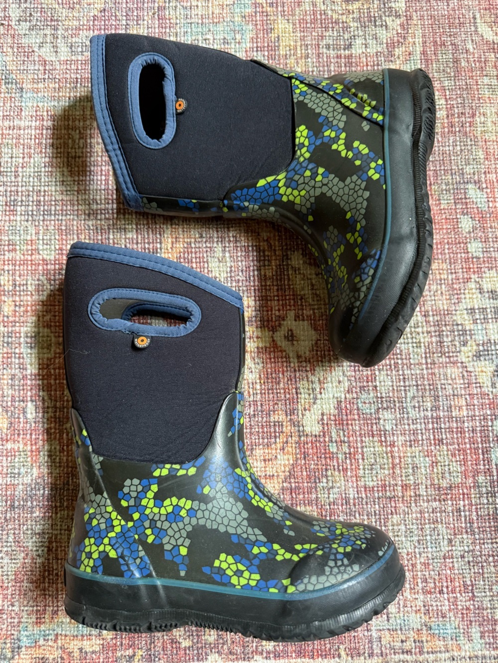 Bogs Classic axel Black blue and Green patterned size 1 winter boots